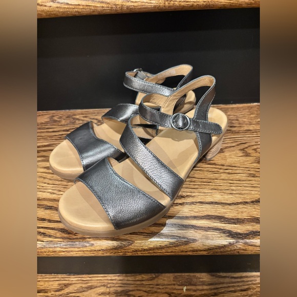 Dansko Women’s Tansy Gunmetal Metallic Leather Sandal Wedges Size 38 7.5 - Picture 4 of 5